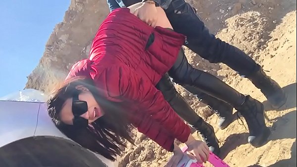 墨镜美女野战后入野外性爱 - 85Tube